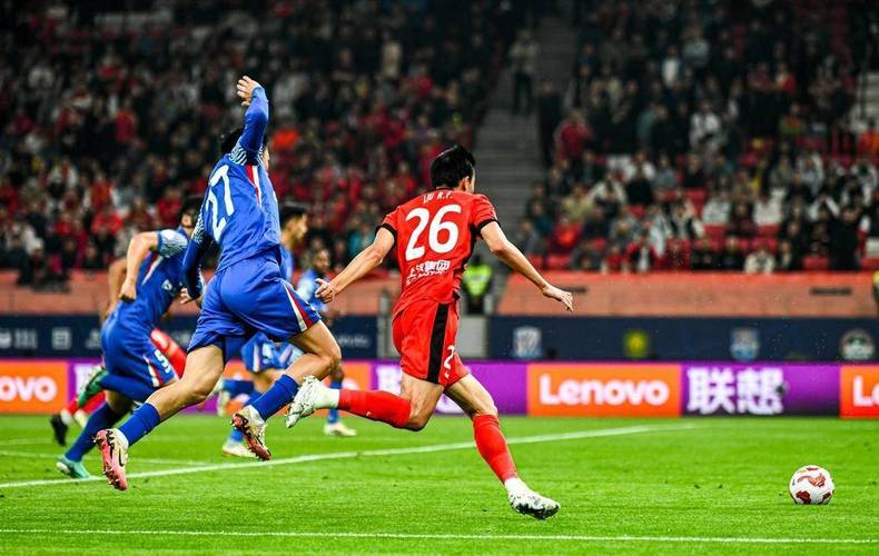 九游官方-转折点利物浦遗憾出局，法甲冲刺阶段攻防权衡，球迷炸锅，阵容厚度经受考验(利物浦的战术打法)